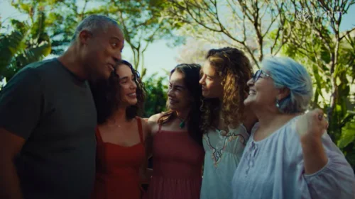 Avatim rompe com padrão natalino e aposta em autocuidado como sobrevivência