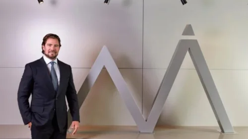 Banco Master: dono Daniel Vorcaro deixa prisão com tornozeleira eletrônica