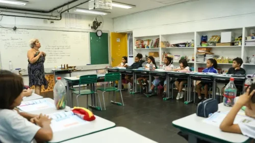 Governo federal reajusta piso salarial de professores em 5,4% via Medida Provisória