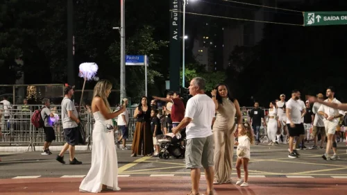Fila de até 20 minutos marca volta do réveillon na Paulista após festa