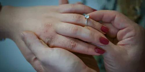 Alta do ouro muda hábitos de compra de alianças e anéis de noivado no mundo