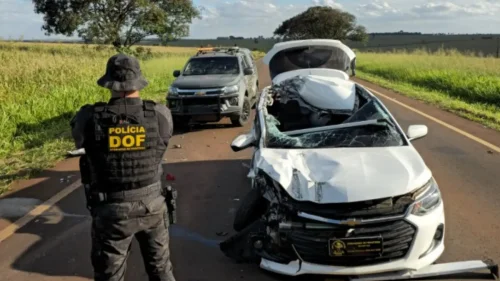 Traficante bate carro com 700 kg de maconha durante fuga e é preso em MS
