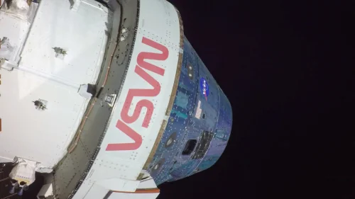 Cápsula da Artemis II se desprende do módulo de serviço antes da reentrada na Terra