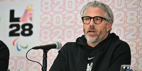 Magnata do entretenimento vende agência após ligações com caso Epstein aparecerem em documentos