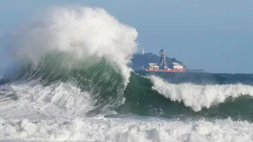 Frente fria provoca alerta de chuva intensa e ressaca no litoral de SP