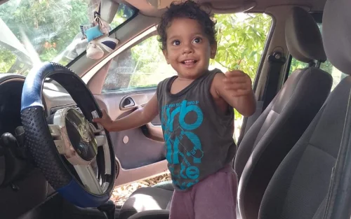 Criança de 1 ano morre eletrocutada na Bahia ao tentar ajudar mãe