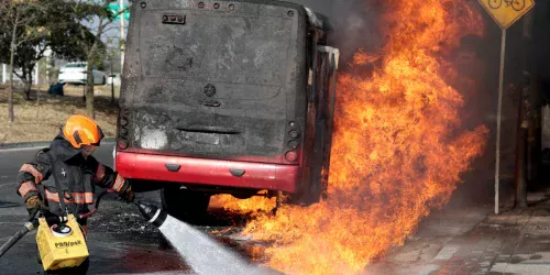 EUA e Canadá orientam cidadãos a se abrigarem no México após morte de líder do cartel