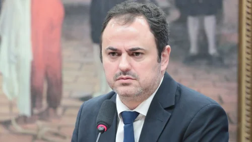 Câmara dos Deputados pauta cassação de Glauber Braga após incidente com ativista