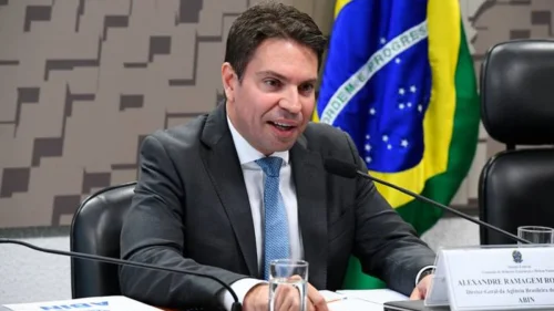 Moraes determina prisão de deputado Ramagem por suspeita de fuga