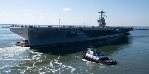 Porta-aviões John F. Kennedy inicia testes no mar, marcando nova fase para a Marinha dos EUA