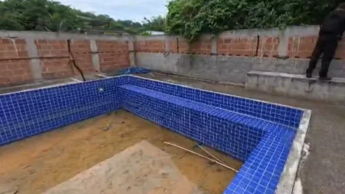 Polícia descobre resort clandestino com piscina e churrasqueira do tráfico no RJ