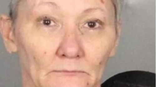 Mulher é condenada a 50 anos por matar vizinha e beber seu sangue no Texas