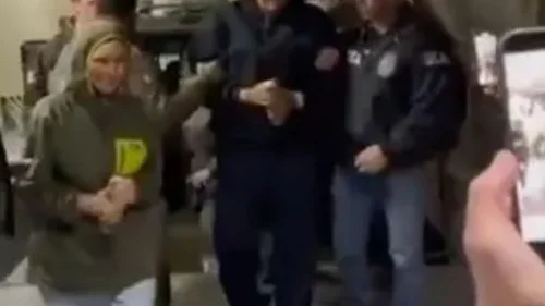 Esposa de Nicolás Maduro aparece abatida após prisão por forças especiais dos EUA