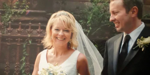 Mulher se arrepende de proibir crianças em seu casamento após se tornar mãe