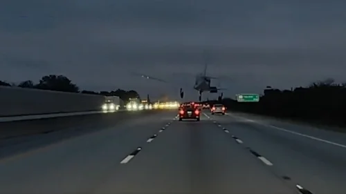 Avião cai sobre carro em tentativa de pouso de emergência em rodovia da Flórida