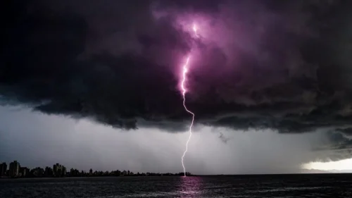 Santa Catarina suspende aulas em regiões de risco devido a ciclone extratropical