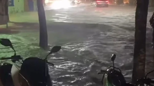 Temporal causa alagamentos e interdita estrada em Porto Seguro (BA)