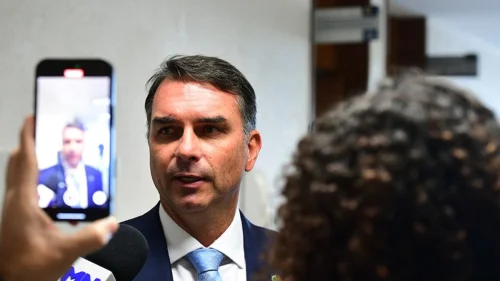 Flávio Bolsonaro tenta negociar desistência presidencial e é ignorado por líderes do centrão