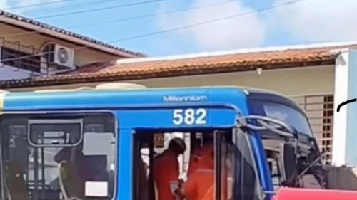 Motorista de ônibus é atacado com faca e colide veículo contra casa no Recife