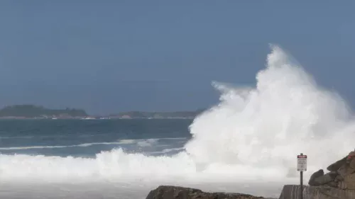 Marinha emite alerta de ressaca com ondas de até 3 metros no litoral do Rio