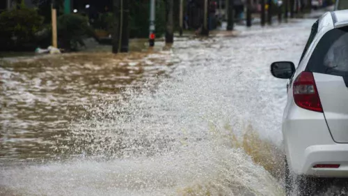 Chuva forte alaga Grande SP e deixa 90 mil sem energia durante Carnaval