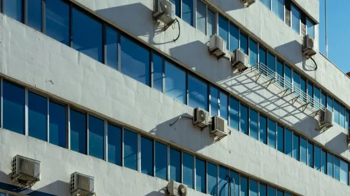 Condomínios podem proibir ar-condicionado e limitar piscina no verão, explica especialista