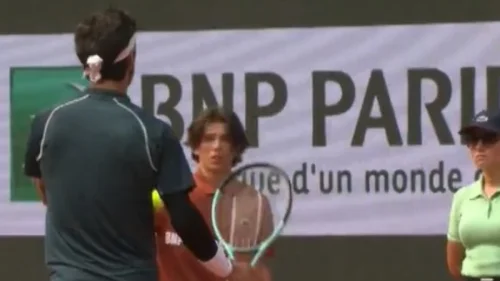Tenista chuta bolinha no peito de juíza em Roland Garros e é advertido