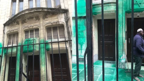 Memorial do Holocausto em Paris é vandalizado com tinta verde; suspeito é filmado