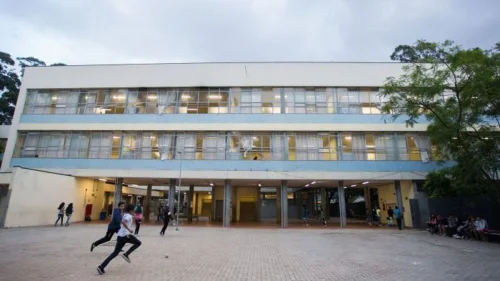 Governo de SP anuncia triplicação de equipes administrativas em escolas com mais de 1.500 alunos