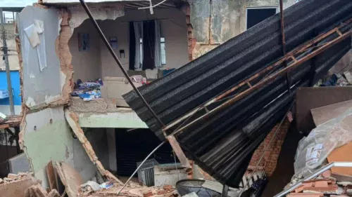 Casa desaba com 15 moradores em Juiz de Fora; todos são resgatados sem ferimentos