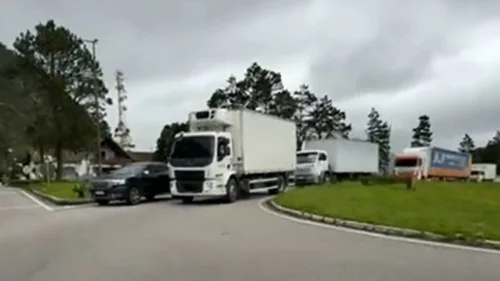 Ventos de 105 km/h interditam trecho da Serra de Teresópolis na BR-116