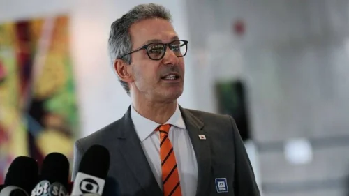 Zema compara moradores de rua a carros irregulares e sugere "guinchá-los" como solução