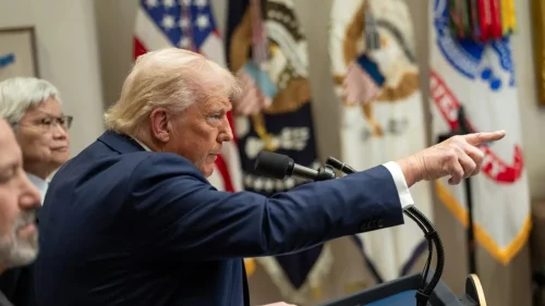 Trump proíbe entrada de cidadãos de 12 países nos EUA e restringe outros 7