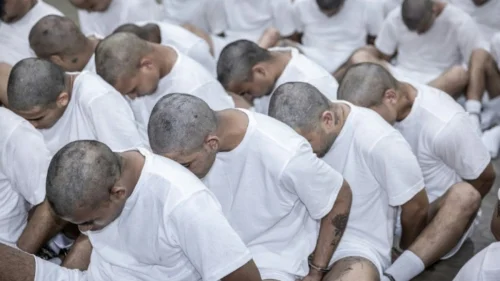 Venezuela recebe voo com 306 imigrantes repatriados após crise com os EUA
