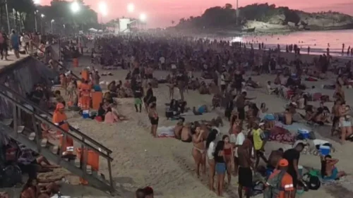 Praias do Rio lotadas de madrugada dificultam trabalho de limpeza da Comlurb