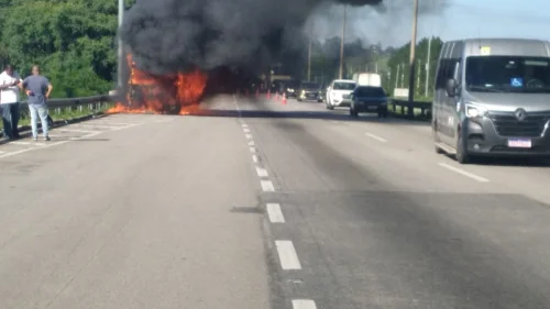 Caminhão pega fogo e causa lentidão na rodovia Presidente Dutra em Jacareí