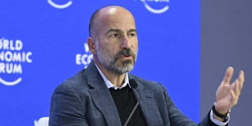 CEO da Uber defende reconstrução de políticas para sucesso da IA nas empresas