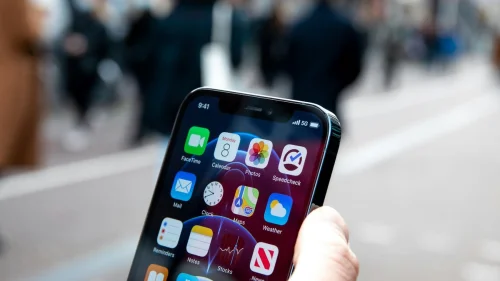 Redes sociais lideram consumo de notícias e influenciam compras no Brasil