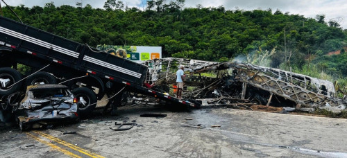 Acidente de ônibus deixa 38 mortos em Minas Gerais