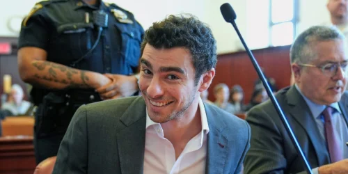 Homem tenta libertar acusado de assassinato com cortador de pizza em presídio federal