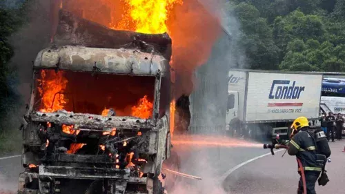 Caminhão de cerveja pega fogo na BR-376 e carga é saqueada por populares em Guaratuba