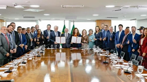 Governo Lula envia ao Congresso projeto que cria 8.825 cargos e reestrutura carreiras