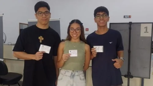 Trigêmeos vão juntos ao cartório e surpreendem funcionários: o motivo vai te emocionar