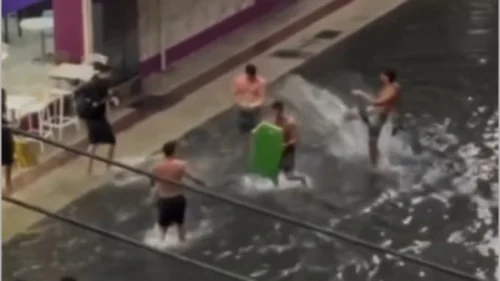 Chuva intensa causa alagamentos e vira atração para turistas em Balneário Camboriú