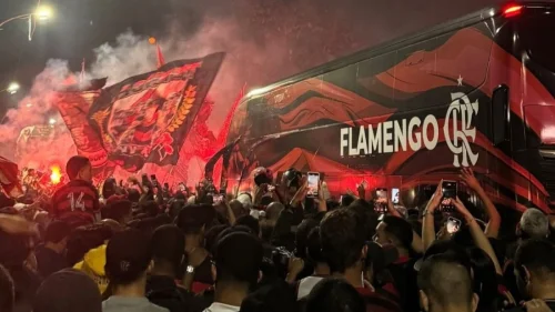 Torcida do Flamengo protesta contra Gerson durante AeroFla rumo ao Mundial