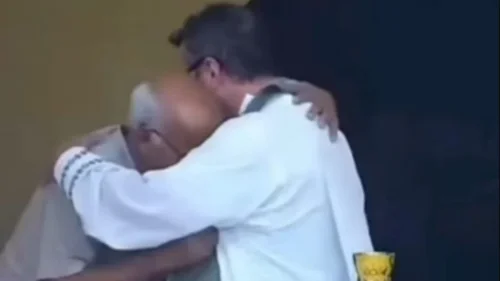 Padre interrompe missa em SC para consolar avô que perdeu neto