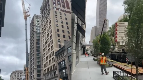 Jeff Bezos usa guindaste para mobiliar triplex de R$ 625 milhões em Nova York