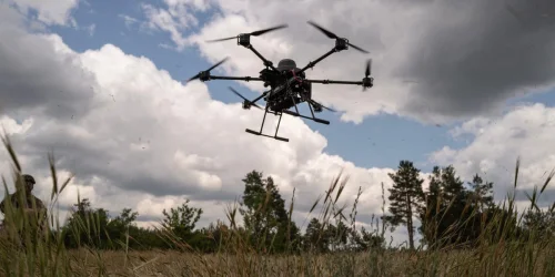 Soldados ucranianos surpreendem fabricante ao usar drones para lançar robôs terrestres