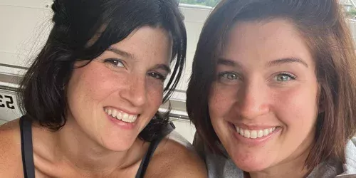 Irmãs que viveram vidas paralelas descobrem laço único na vida adulta