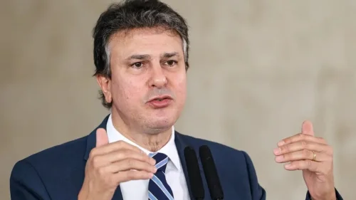 Governo prepara MP para evitar reajuste de R$ 18,10 no piso de professores